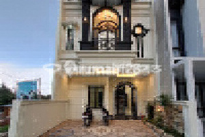 Classic Modern House in Exclusive Jagakarsa Residential Complex