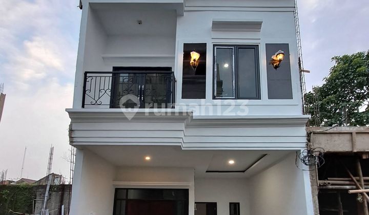 For Sale: Ready-to-Occupy House in a Cluster at Jagakarsa