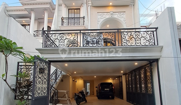 Dijual Rumah American Classic Plus Kolam Renang di Jagakarsa 2
