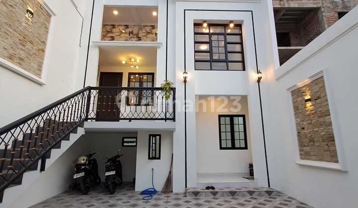 Dijual Rumah Mewah Strategis Bebas Banjir di Limo Depok Dijual Rumah Mewah Strategis Bebas Banjir di Limo Depok