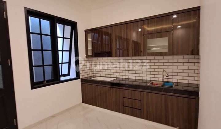 Dijual Rumah American Classic 2 Lantai Siap Huni di Jagakarsa