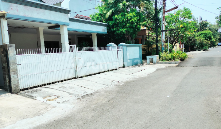 Nice House Cheap Price Elite Location & Suitable for Investment 2