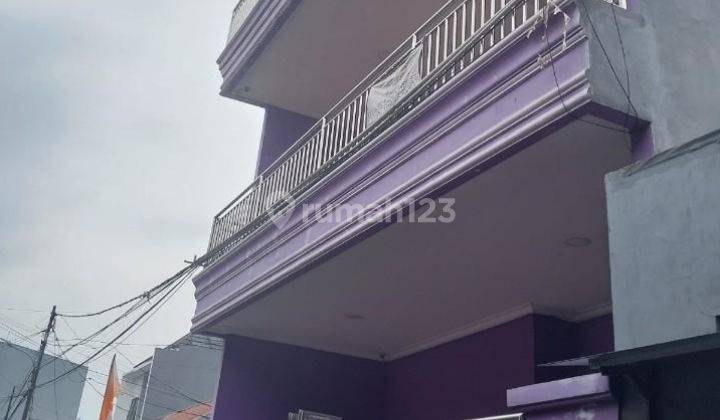 Rumah Semi Baru 3 Lantai Harga Murah Dan Siap Huni. 2