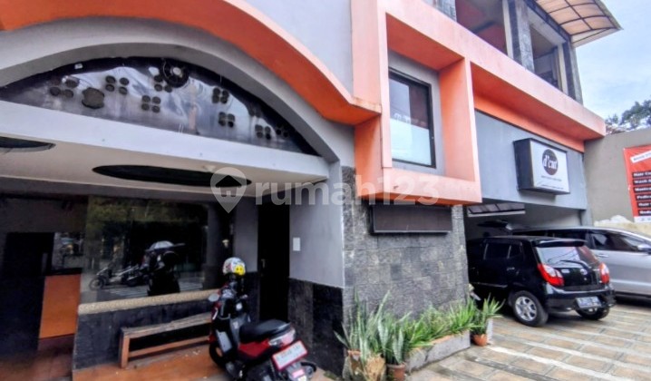 Bangunan Bagus 2 Lantai Ex Kantor Strategis Tanah Luas Dijual dengan Harga Murah Dibawah Pasar