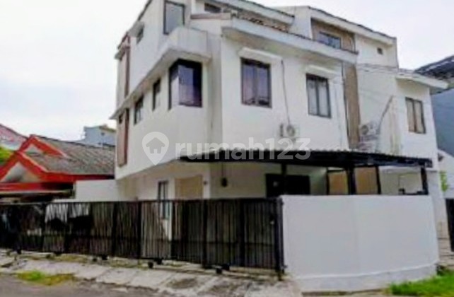 Rumah 2,5 Lantai Bangunan Bagus & Modern Jual Murah Dibawah Harga Pasar