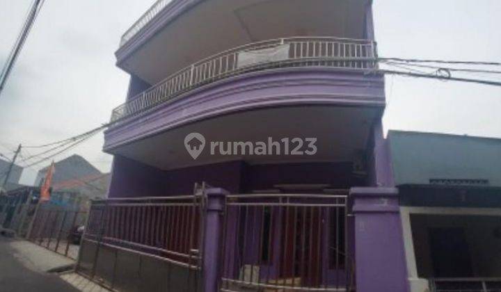 Rumah Semi Baru 3 Lantai Harga Murah Dan Siap Huni. 1