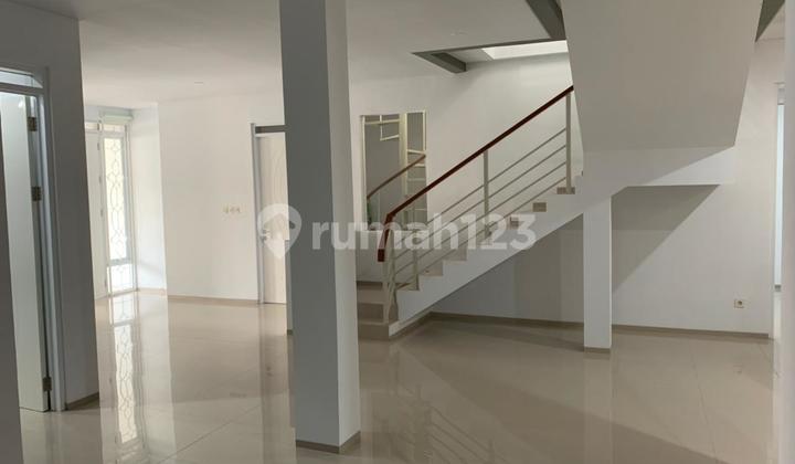 Ruang Usaha Dan Tempat Tinggal Ciumbuleuit