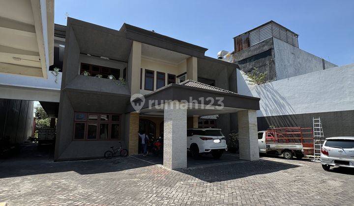 Rumah Mewah di Area Komersil Surabaya Cocok Usaha 2