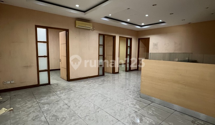 Disewakan Gedung Ex Bank Surabaya Pusat  2