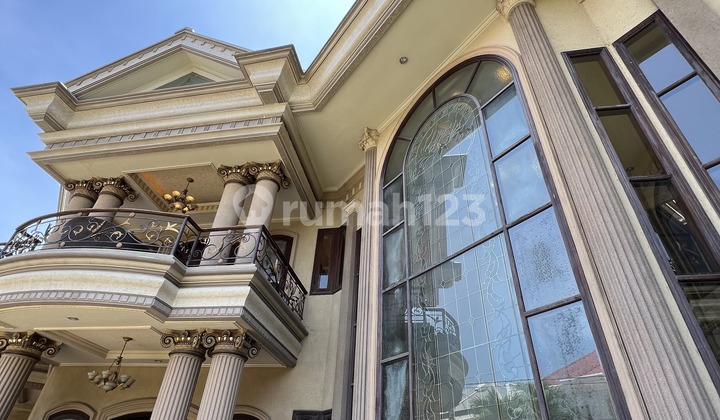 Rumah Klasik Araya Surabaya Kamar Besar Bangunan Bagus 1