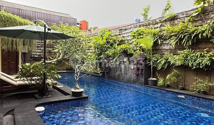 Dijual Cepat...Rumah Asri Ruangan Luas Halaman Belakang Terbuka Ada Pool Dalam Perumahan Bintaro 2