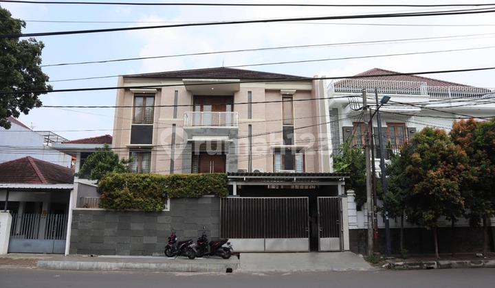 JUAL CEPAT....RUMAH BAGUS 4 LANTAI Di Lokasi Strategis Tanjung Duren 