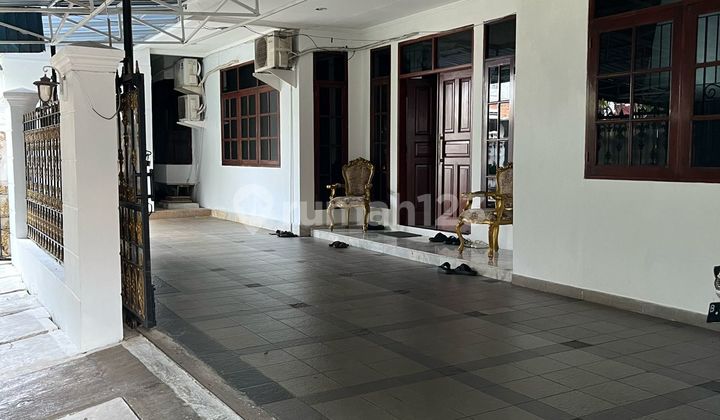 Dijual Cepat....Rumah Bagus Rapi Terawat Posisi Depan Taman Lokasi Strategis @Rawamangun Jakarta Timur 2