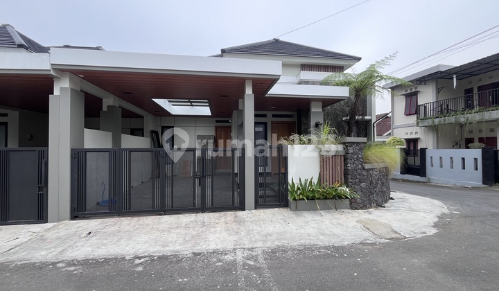 Rumah Mewah Tropis Dekat Kampus Uii