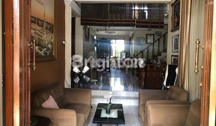 ruang tamu rumah bagus 2 lantai luas