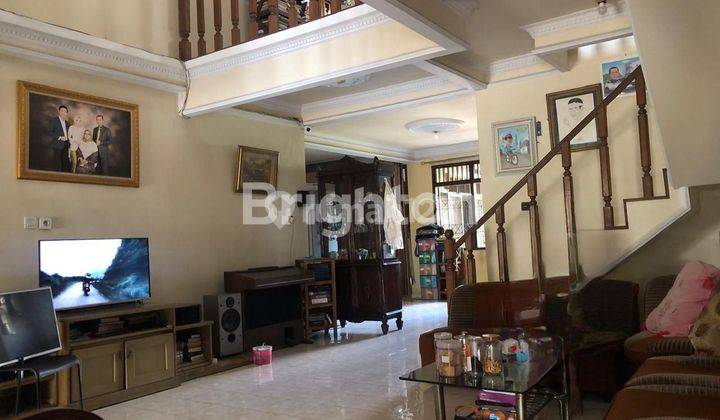 ruang tamu rumah bagus 2 lantai luas