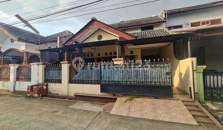 A 1.5-Story Cozy House in the Jatiwaringin Asri Complex A 1.5-Story Cozy House in the Jatiwaringin Asri Complex