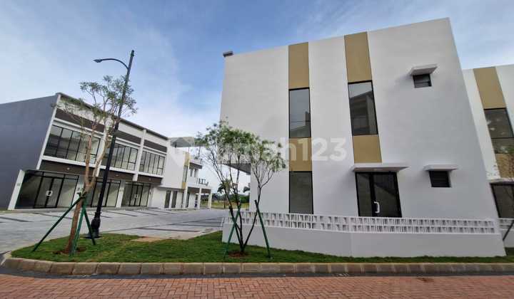 Ruko Hoek Sorento Grande East, Terlihat Danau, Keliatan Dari Jalan Raya, Baru, Strategis