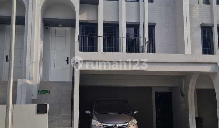 Rumah 3 Lantai, Kawasan Elite, Desain Menarik, rapi, Furnished, Greenwich Park, Aether