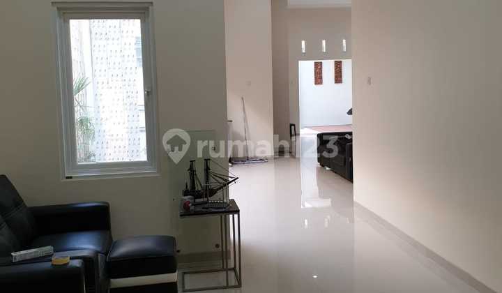 Rumah Bagus Istimewa Siap Pakai di Tengah Kota