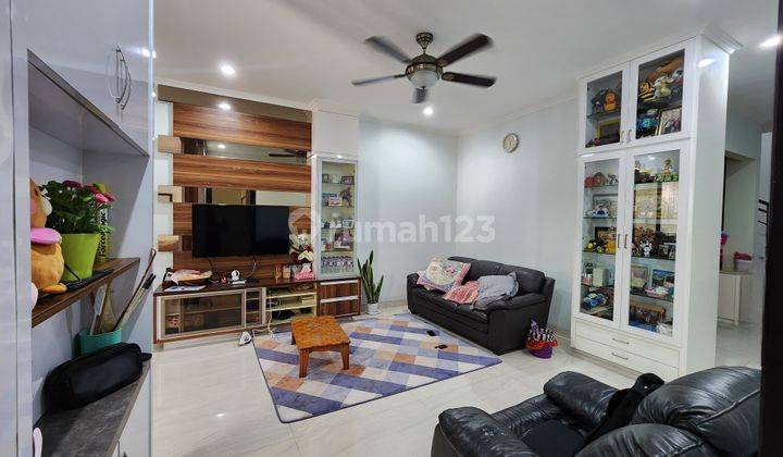 Casa Jardin jual cepat full renov 2.5 lantai dekat taman lokasi bagus  1