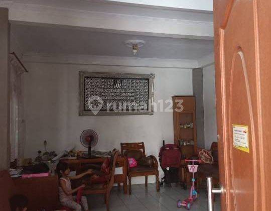 Rumah Hook 2 Lantai Dgn 3 Kamar Tidur di Komplek Pondok Cipta, Bintara 2