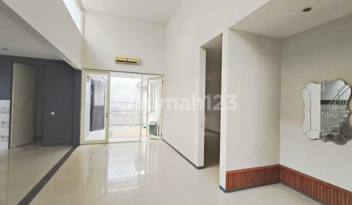 Disewakan Rumah 1,5 Lantai Minimalis Cluster Golf Evenue Citraland Surabaya Barat 1