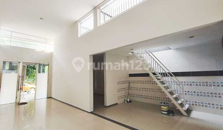 Disewakan Rumah 1,5 Lantai Minimalis Cluster Golf Evenue Citraland Surabaya Barat 2