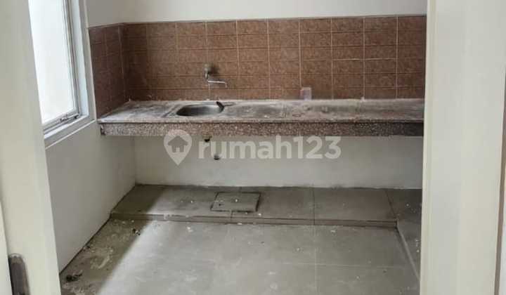For Rent: Shop House on Raya Kedung Doro, Central Surabaya 2