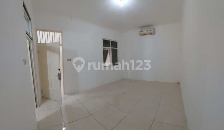 For Rent 1-Story House Near Gwalk Citraland West Surabaya