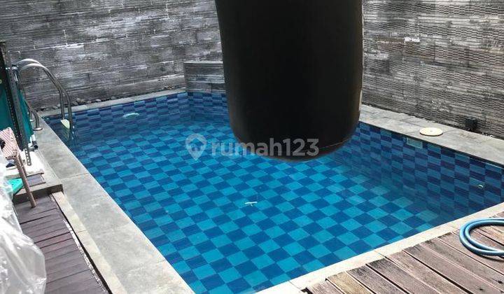 kolam renang  rumah bagus ada kolam renang
