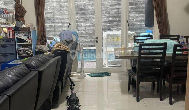 ruang makan  rumah bagus ada kolam renang