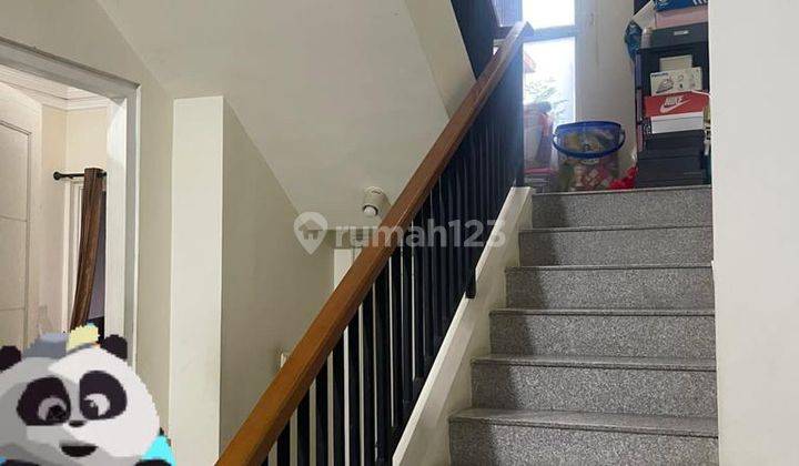 ruang keluarga  rumah bagus ada kolam renang