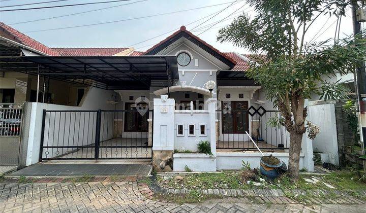 tampak depan rumah terawat siap huni graha
