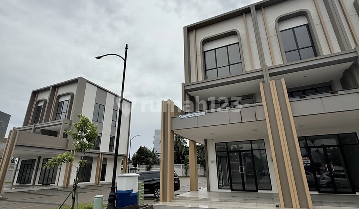 Ruko 3 Lantai Hadap Jalan Raya di Il Lago Grande Gading Serpong Ruko 3 Lantai Hadap Jalan Raya di Il Lago Grande Gading Serpong