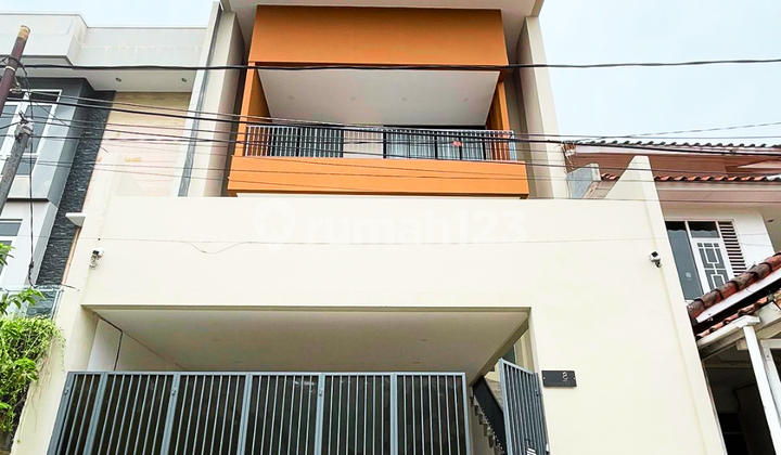 Rumah Modern minimalis di Pulomas, Jakarta Timur Rumah Modern minimalis di Pulomas, Jakarta Timur