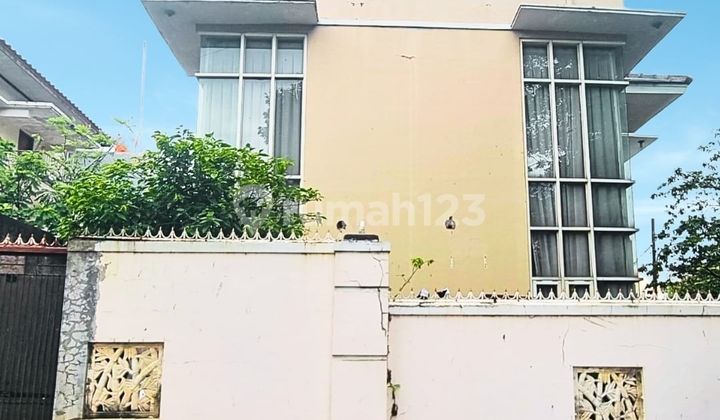 Rumah Besar Dua Lantai