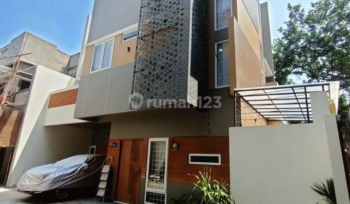 Rumah Modern 3lt Dengan Swimming Pool di Jaksel 2