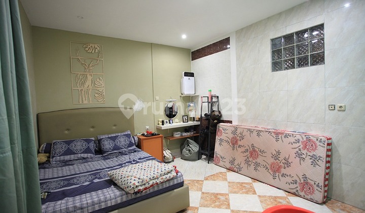 Nice Furnished House in Front of Park in Kalideres Jakarta 2