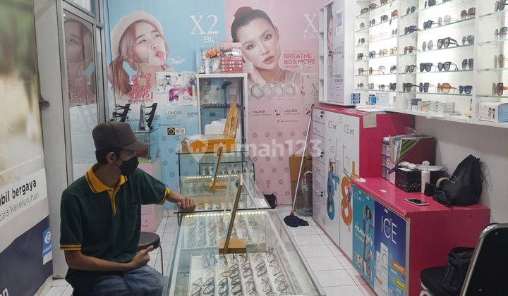 Ruang Usaha di Pasar modern  letnan Jendral Sutopo 1