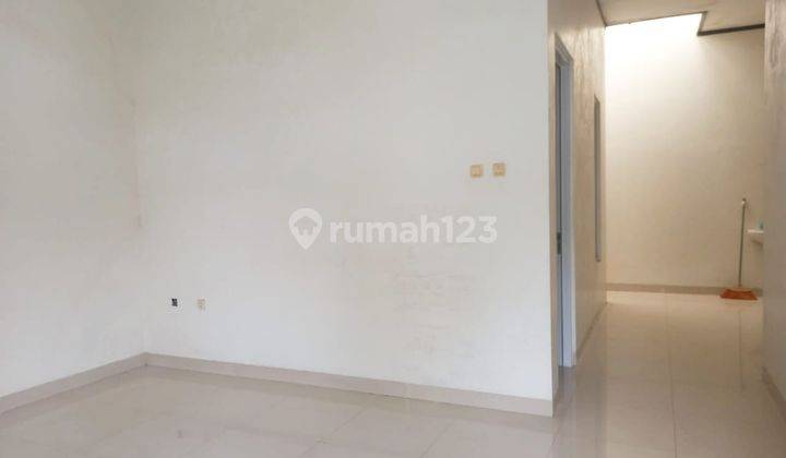 Depan Taman Row Jalan Luas Rumah Cantik Modern Siapp Huni Graha Raya Bintaro  2