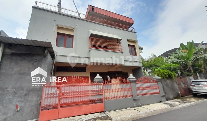 For Rent 3-Story House in Solo City near Superondo Jajar For Rent 3-Story House in Solo City near Superondo Jajar