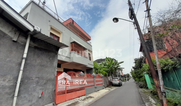 For Rent 3-Story House in Solo City near Superondo Jajar 2