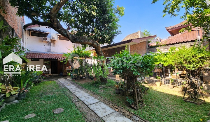 Rumah Solo Kota dengan Taman Belakang Luas dan Asri