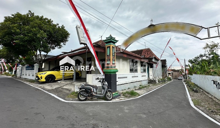 For Sale, Ready-to-Occupy House Near Solo Safari Tourist Attraction.