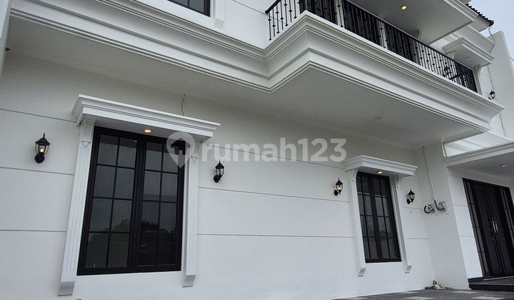 Rumah Pesan Bangun American Konsep di Cluster Exclusive Gentan Solo