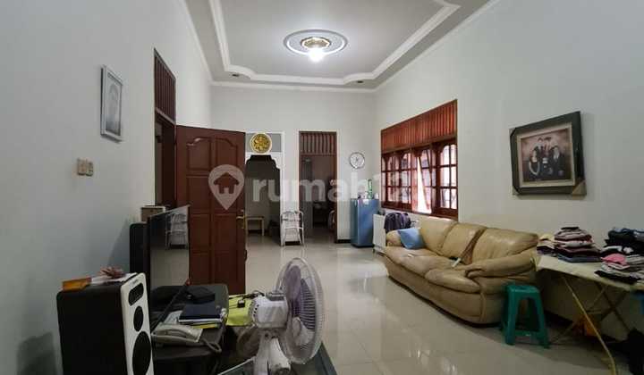 Nice house made entirely of teak wood in Sumber, Banjarsari, Solo. 2