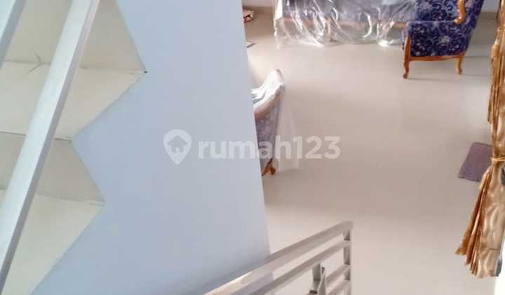 Rumah bagus 2 lantai full furnished di cluster elite colomadu 2