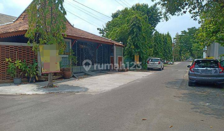 
Rumah ada Bangunan Ruang Usaha + Joglo
Lokasi : Strategis di Nusukan, Banjarsari, Solo 2