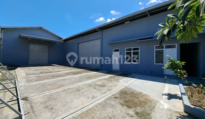 Container Access Warehouse on Adisucipto Road, Solo.